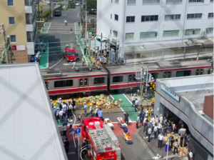 京急本線急行新町駅踏切で列車とトラック衝突事故!トラック運転